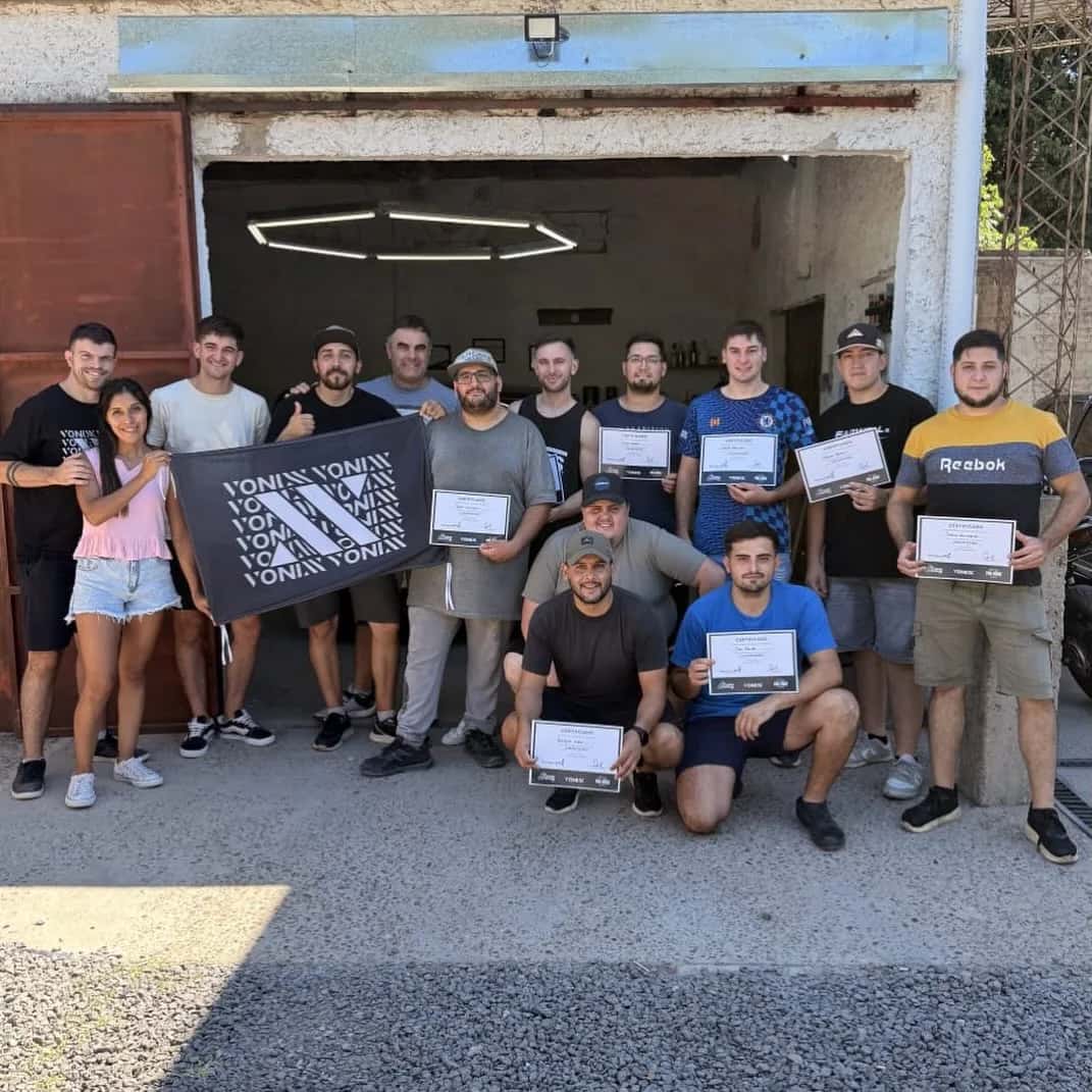 Grupo de alumnos de Cursos Detailer con sus certificados al terminar una capacitación