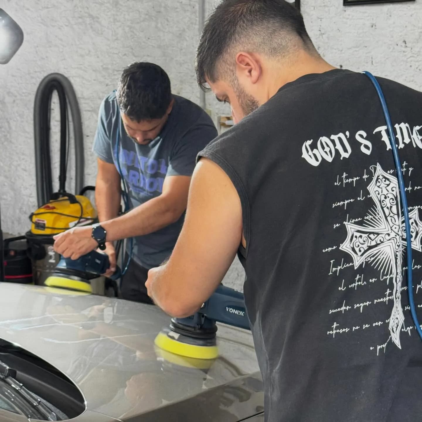 Alumnos practicando pulido sobre un auto