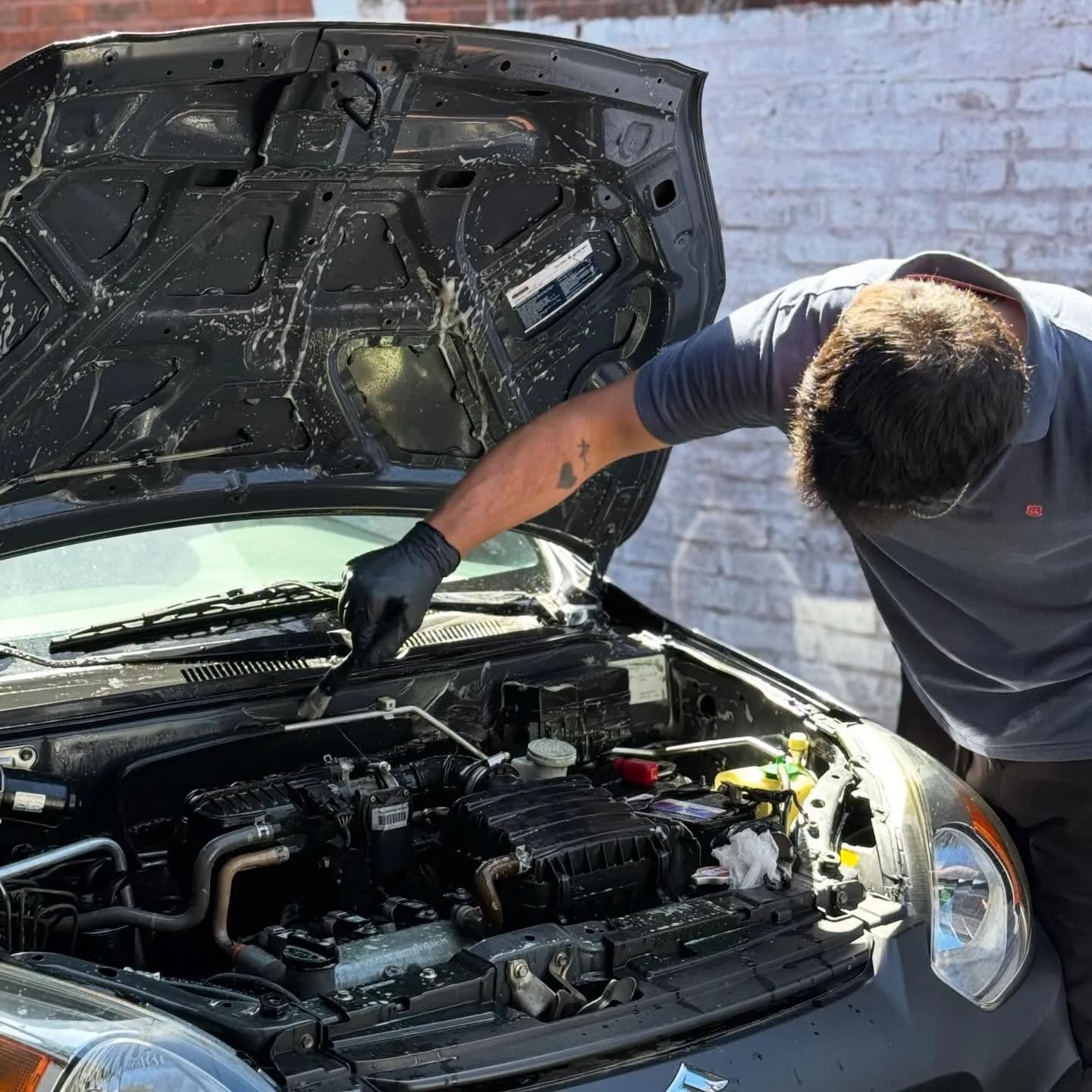 Práctica de limpieza de motor durante un curso de Cursos Detailer
