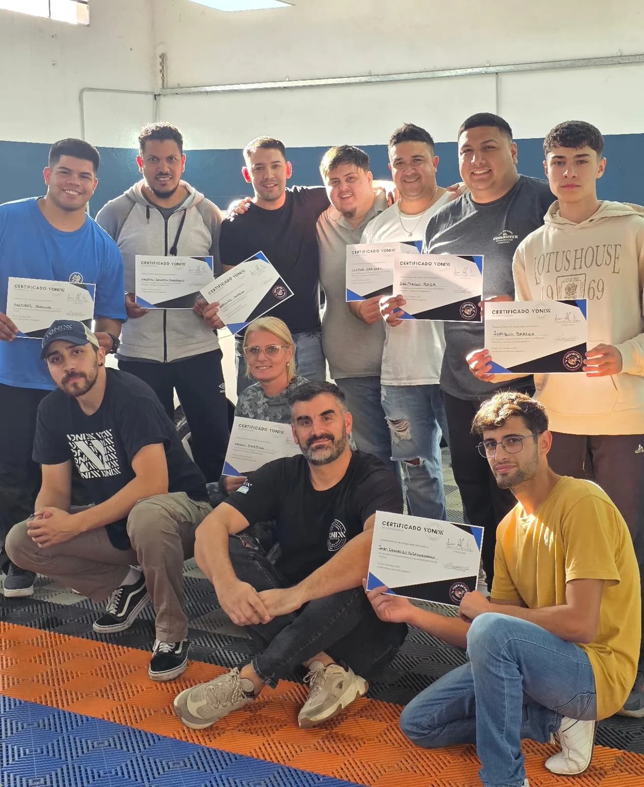 Egresados de Cursos Detailer con sus certificados