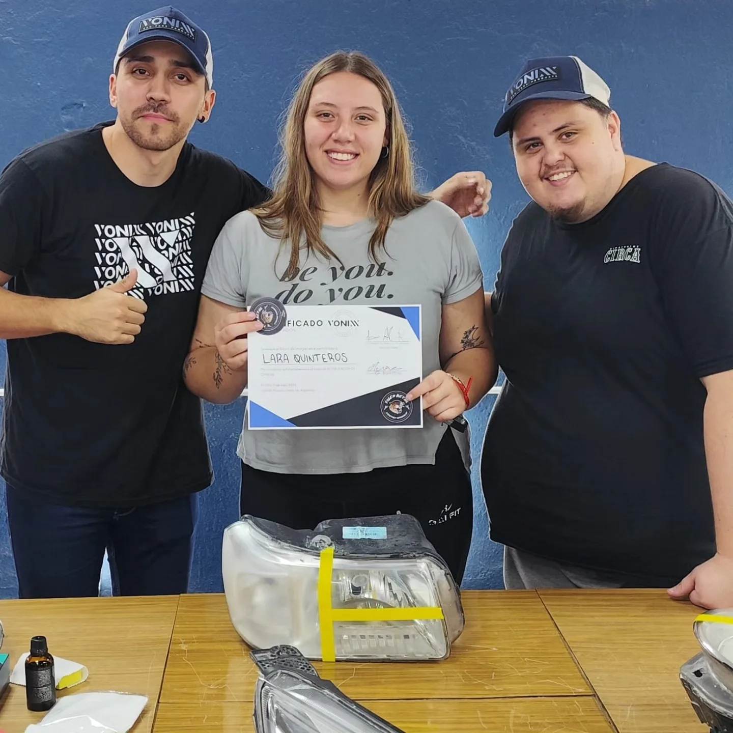 Alumna junto a instructores de Cursos Detailer