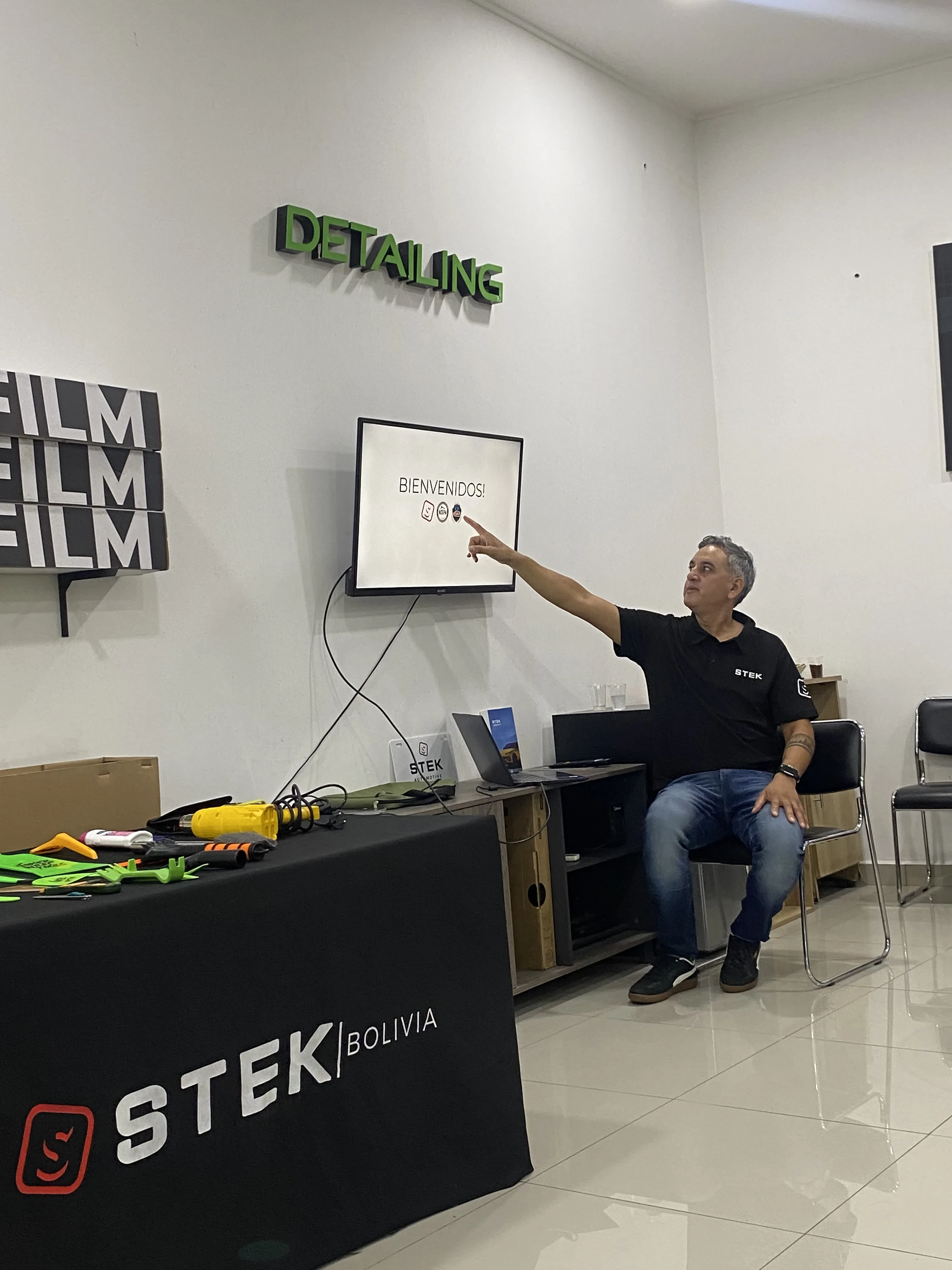 Instructor explicando técnicas de polarizado